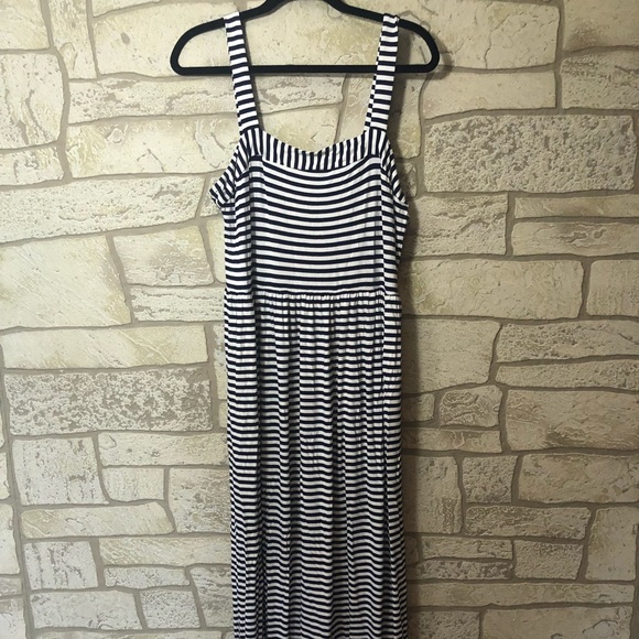 LOFT Dresses & Skirts - EUC Loft Navy/White Square-Neck Maxi LOFT Dresses & Skirts - EUC Loft Navy/White Square-Neck Maxi